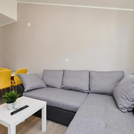 Apartment Dvori *