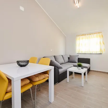 شقة Dvori Bašanija